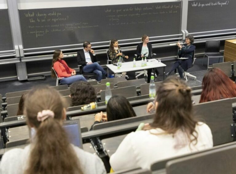 Philipp Beckerle bei der Podiumsdiskussion bei WomenInScience@TF zum Thema „Work, life and family in academia“