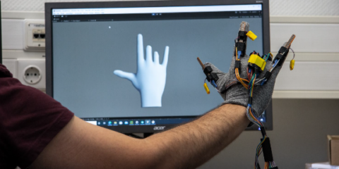 Zum Artikel "Development of a Virtual Reality Environment for Exploring Haptic Interaction through a Wearable Sensor Glove"