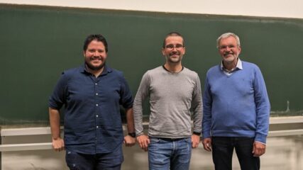 we see three people in the picture. On the left we see Rodrigo Velasco in a dark blue shirt, in the middle we see Philipp Beckerle in a grey sweater and on the right we see Albrecht Donat in a blue shirt.